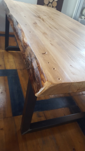 Masa cu picior negru in stil industrial cu blat din lemn masiv de stejar gros de 6 cm si margine coaja, dimensiuni 180-200-220/90/78 cm