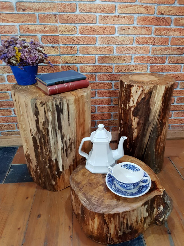 Măsuţă BUSTENAS pentru cafea/lampă/noptieră din lemn masiv de stejar cu margine scoarţă