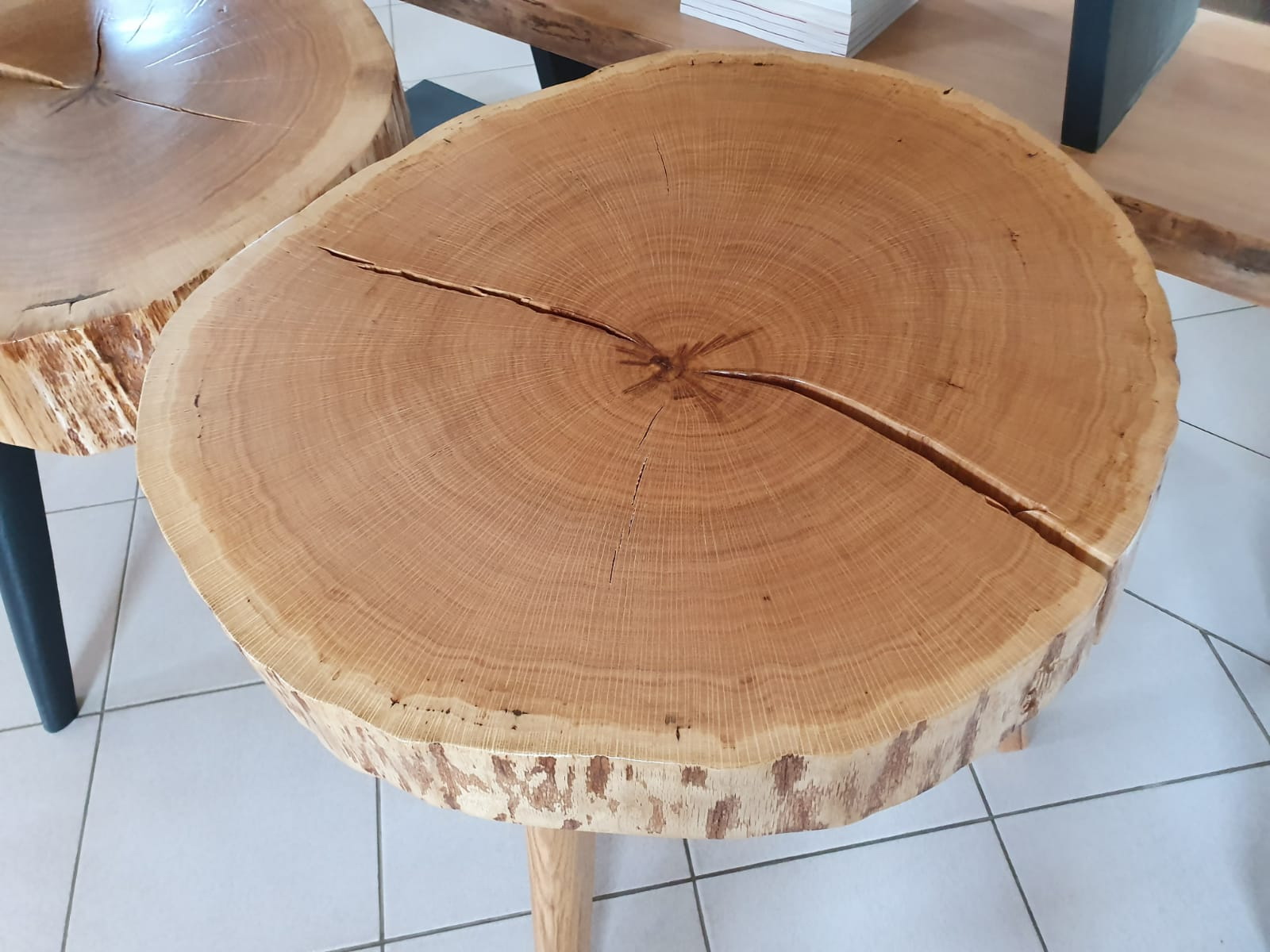 Masă de cafea RONDO din lemn masiv de stejar cu margine scoarţă, diametru 50-55-60 cm, înălţime 60-63-70 cm