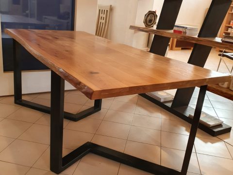 Masă CRYSTAL 2 cu blat din lemn masiv de stejar și margine coajă, picioare metalice negre, dimensiuni 180-200-220/90/77 cm