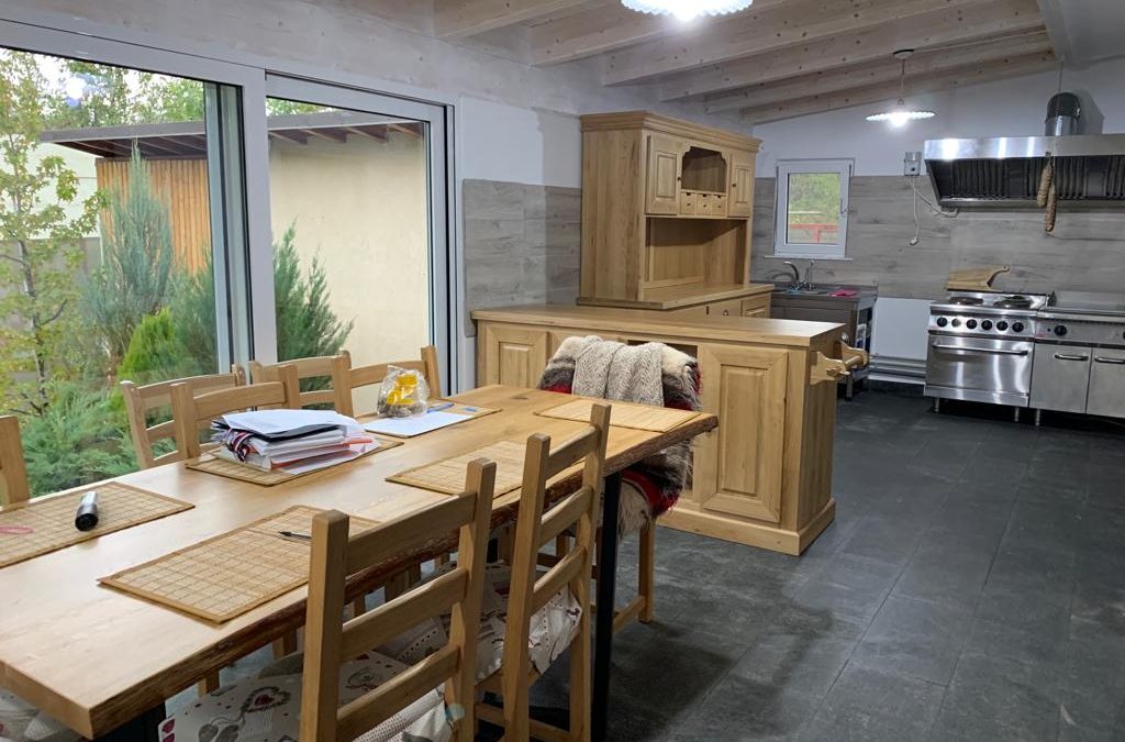 Mobilă BUCĂTĂRIE din lemn masiv la comandă - București