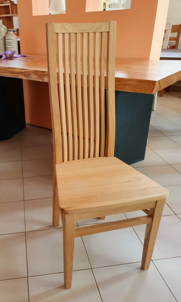 Scaune din lemn masiv: lățime 45–50 cm, șezut tapițat vs. lemn, înălțimi corecte