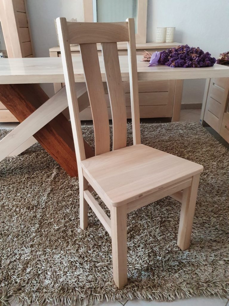 Scaune din lemn masiv: lățime 45–50 cm, șezut tapițat vs. lemn, înălțimi corecte