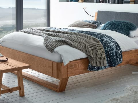 Pat 180x200 din lemn masiv – spațiu, ergonomie, tăblie și somieră
