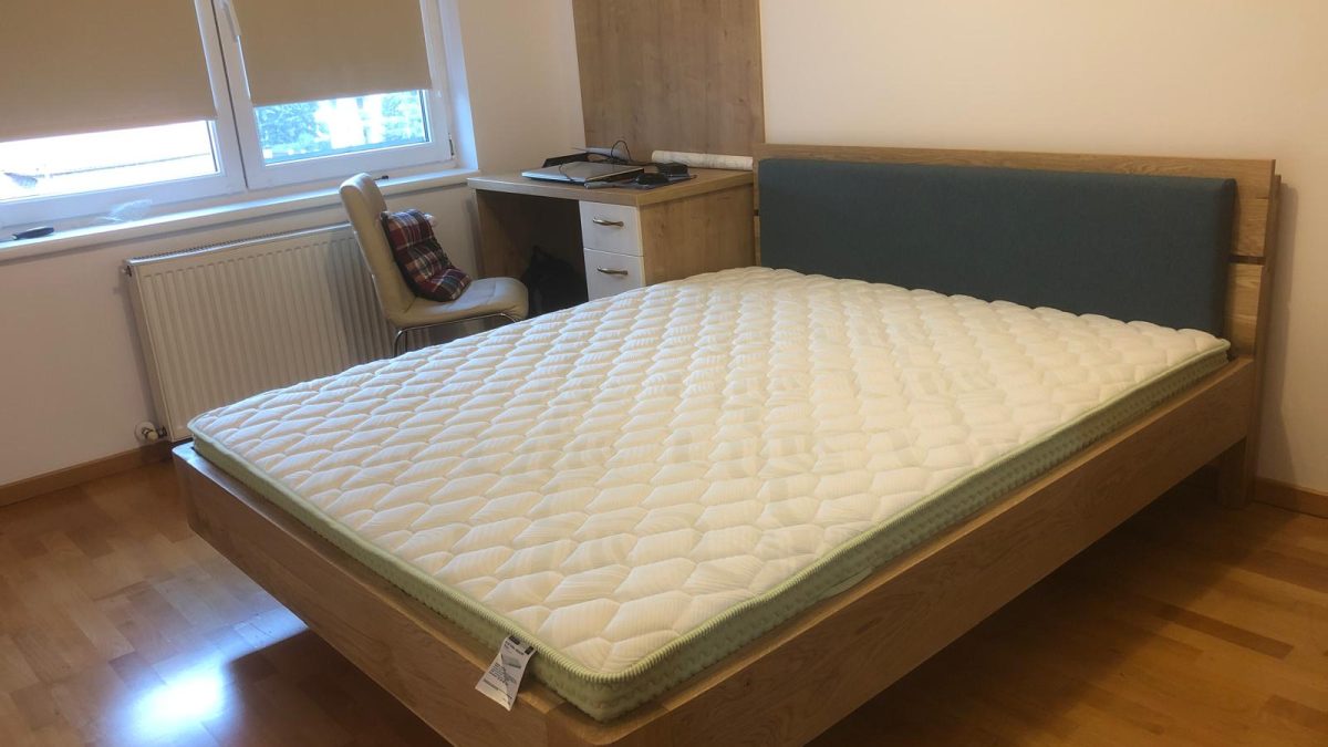 Patul din lemn masiv 160x200cm: o alegere durabilă pentru un dormitor de excepție
