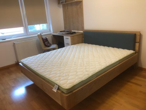 Patul din lemn masiv 160x200cm: o alegere durabilă pentru un dormitor de excepție 2 Patul din lemn masiv 160x200cm: o alegere durabilă pentru un dormitor de excepție