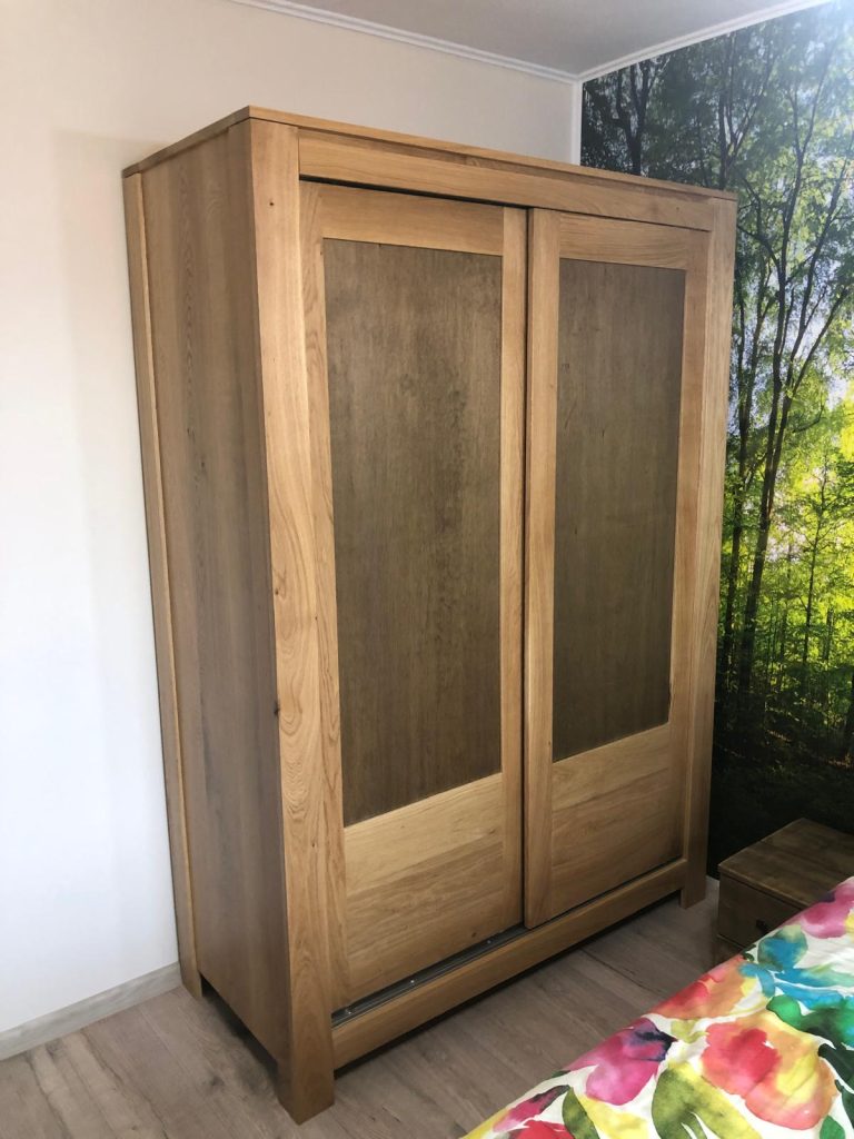 Dulap lemn masiv: 9 alegeri care îți fac viața mai ușoară (interior, uși, iluminare) 10 Dulap lemn masiv: 9 alegeri care îți fac viața mai ușoară (interior, uși, iluminare)