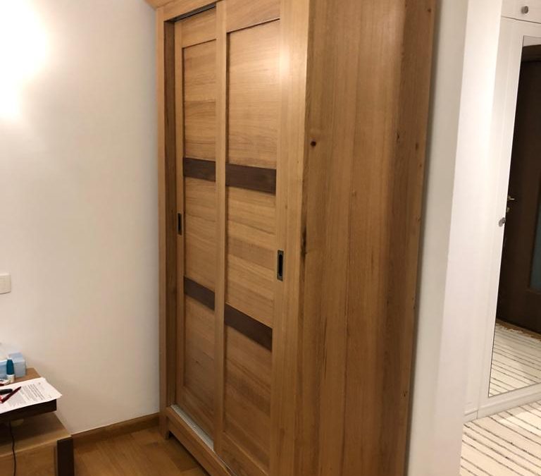 Dulap lemn masiv: 9 alegeri care îți fac viața mai ușoară (interior, uși, iluminare)