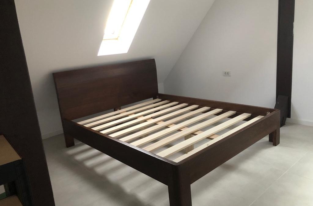 Cadru de pat: 160x200 vs 180x200 – tipuri de somieră și stabilitate