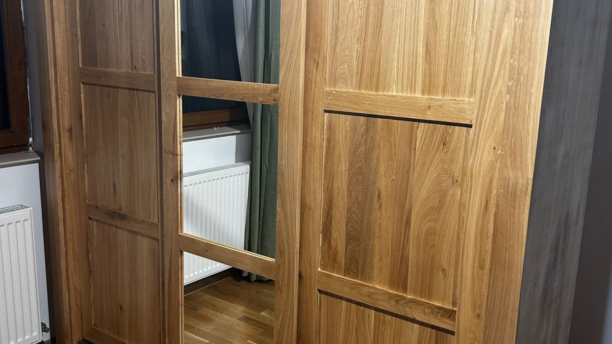 Dulap lemn masiv cu 3 uși – dimensiuni, compartimentare și recomandări